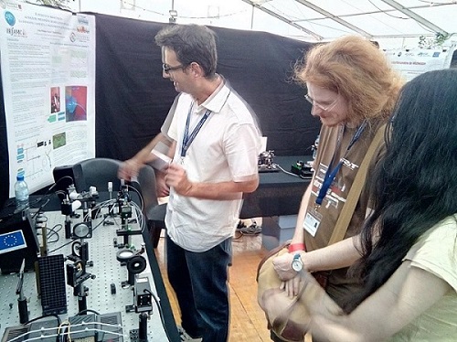 Arnaud Arbouet (CEMES) présente l'expérience de propagation du son par laser du LCAR lors de la nuit européenne des chercheurs. © Sébastien Weber