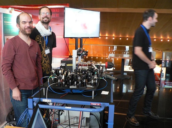 Alexandre, Julien et Baptiste (de gauche à droite) et leur piège magnéto-optique. 